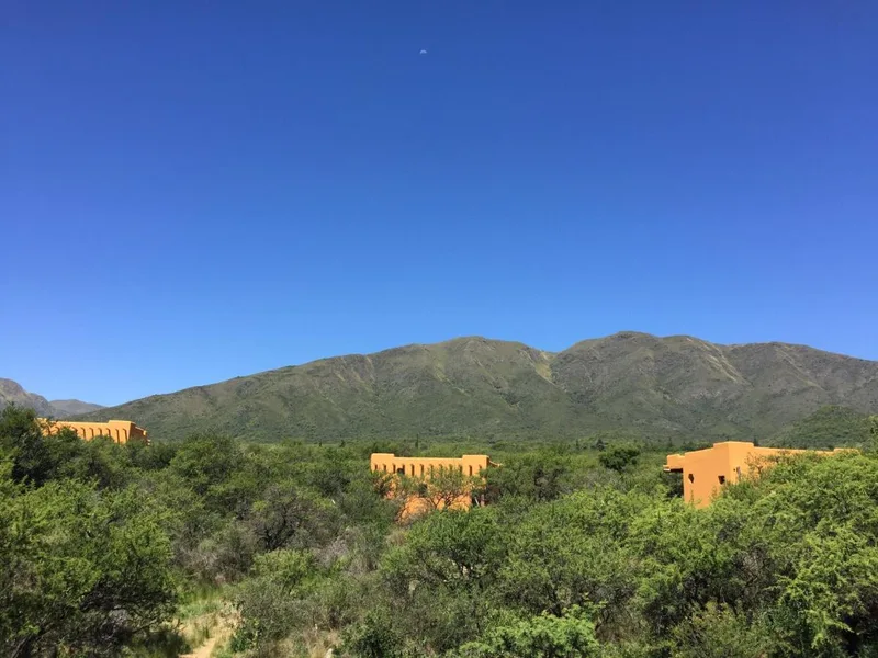 Cerca de todo, Capilla del Monte