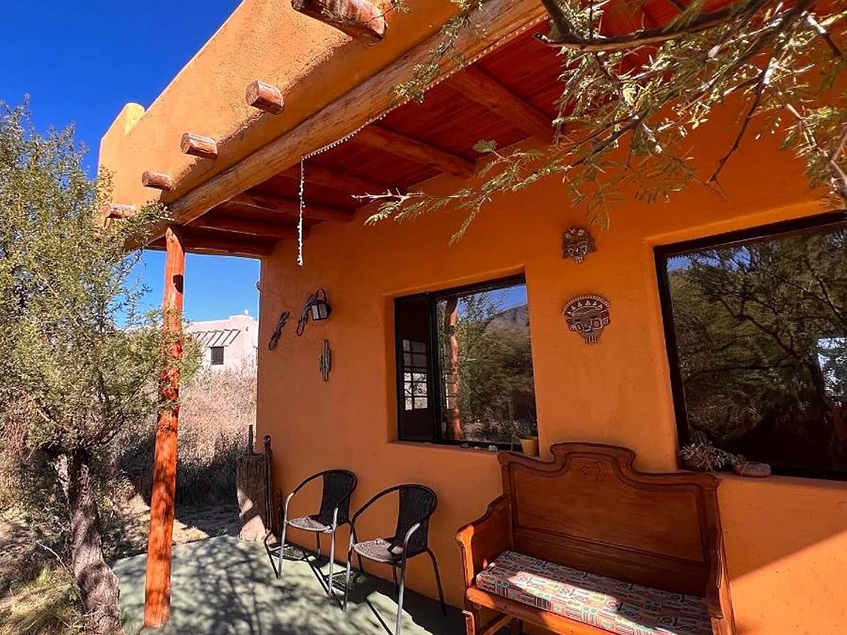 Apartamento de adobe naranja con su galería, Taos Pueblo, cabañas en Capilla del Monte
