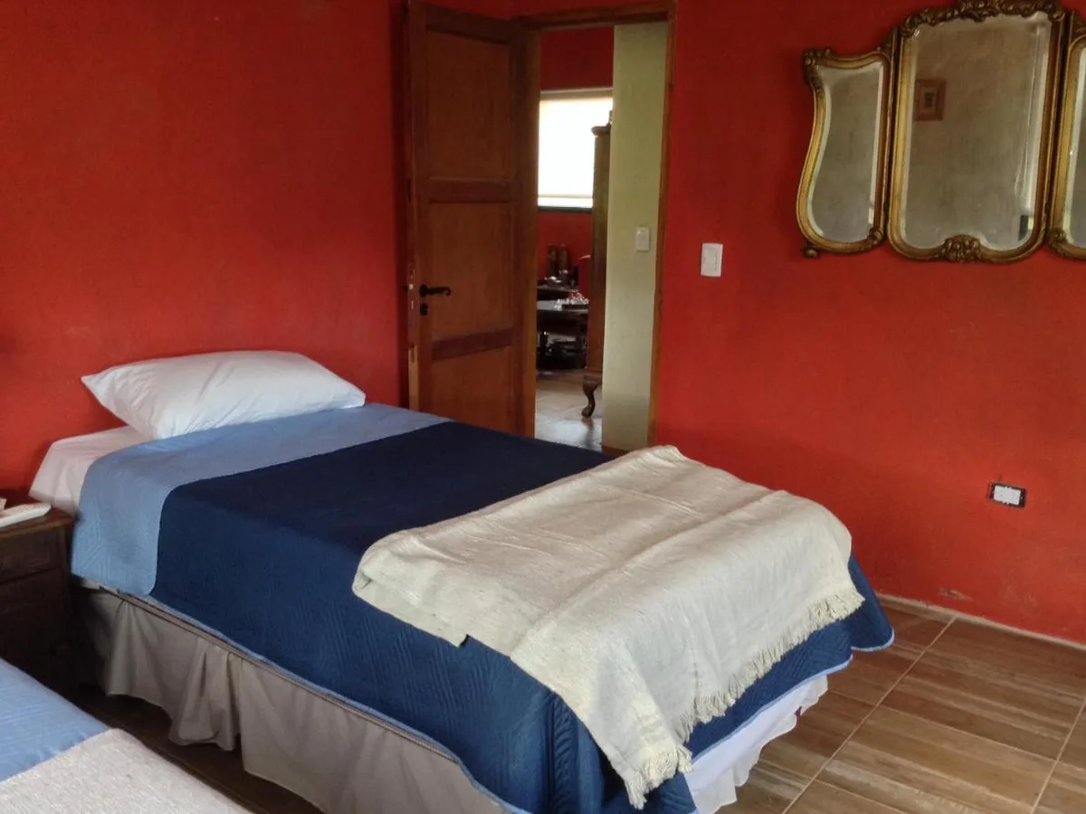Habitación con dos camas individuales, Taos Pueblo, cabañas en Capilla del Monte