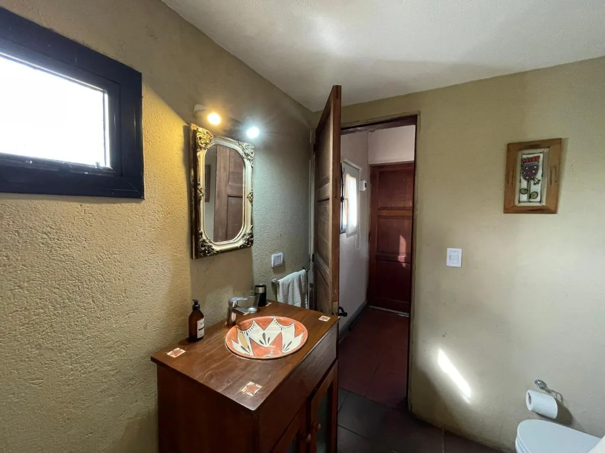 Baño con bacha de cerámica, Taos Pueblo, cabañas en Capilla del Monte