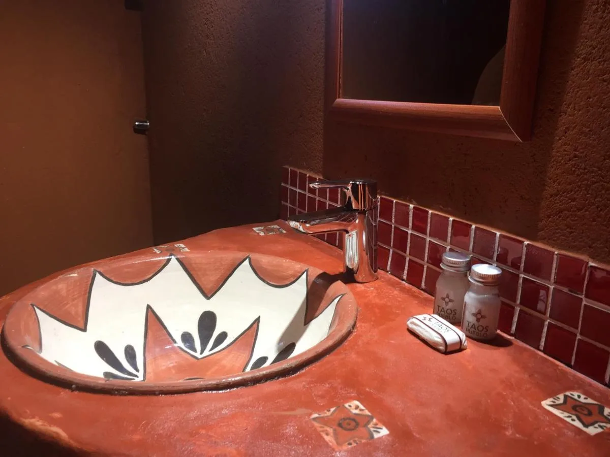 Bacha de cerámica pintada a mano, Taos Pueblo, cabañas en Capilla del Monte